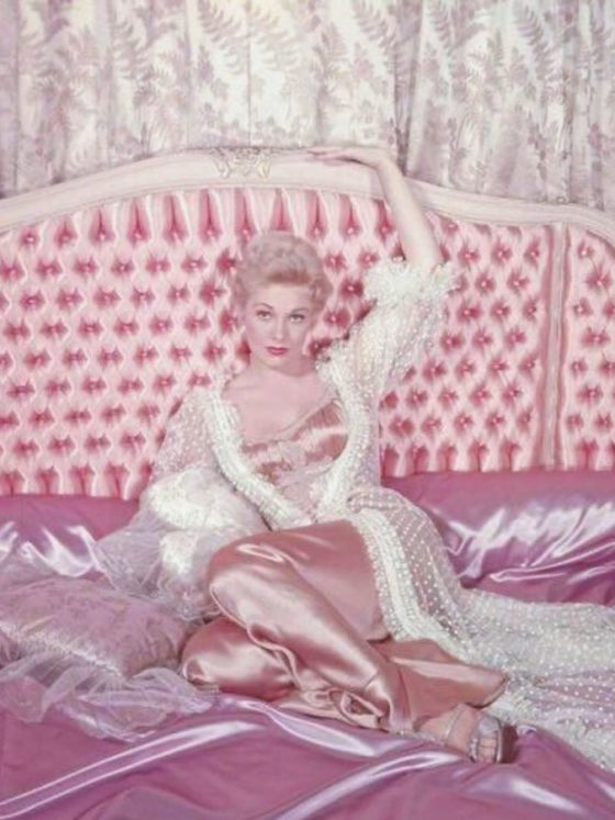 Best Pink Silk Sheets to Sleep like a Glamorous Vintage Hollywood Star