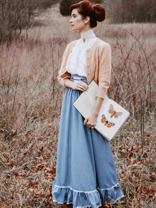 https://www.themoodguide.com/wp-content/uploads/2022/01/vintage-inspired-clothes-fashion-influencer_@leandraofbleuavenue-min-edited-1.png