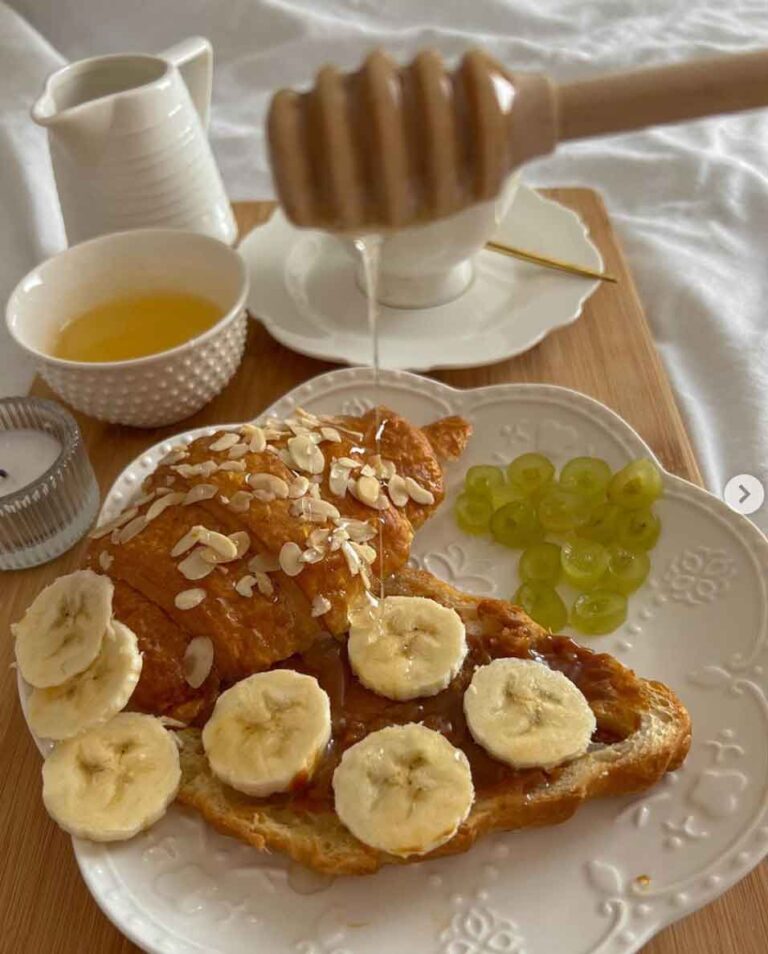 aesthetuc croissant breakfast