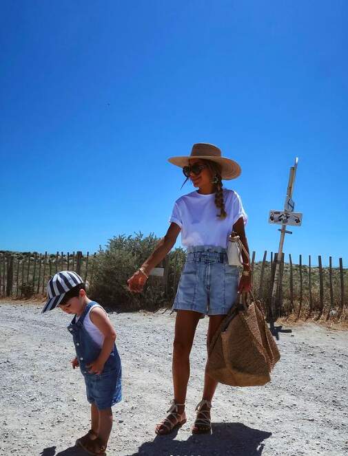 modern minimal summer outfit mom jeans and white t-shirt desginer raffia bag