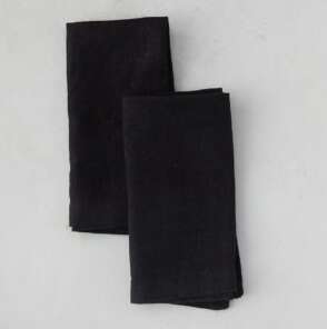 black-lithuanian-linen-napkins-set_modern-chic-thanksgiving_the-mood-guide