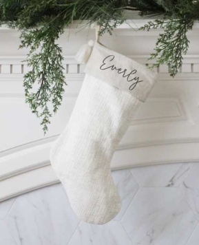 The Most Beautiful White Christmas Stockings (And How To Find The Perfect One For Your Home Decor)