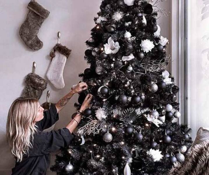 Black Christmas Aesthetic (45+ Decoration Ideas, Trees, And Ornaments For Your Modern Chic Holidays)