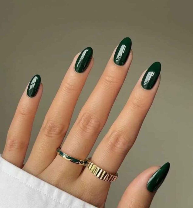 30+ Sophisticated Emerald Green Nails Design for Winter - The Mood Guide