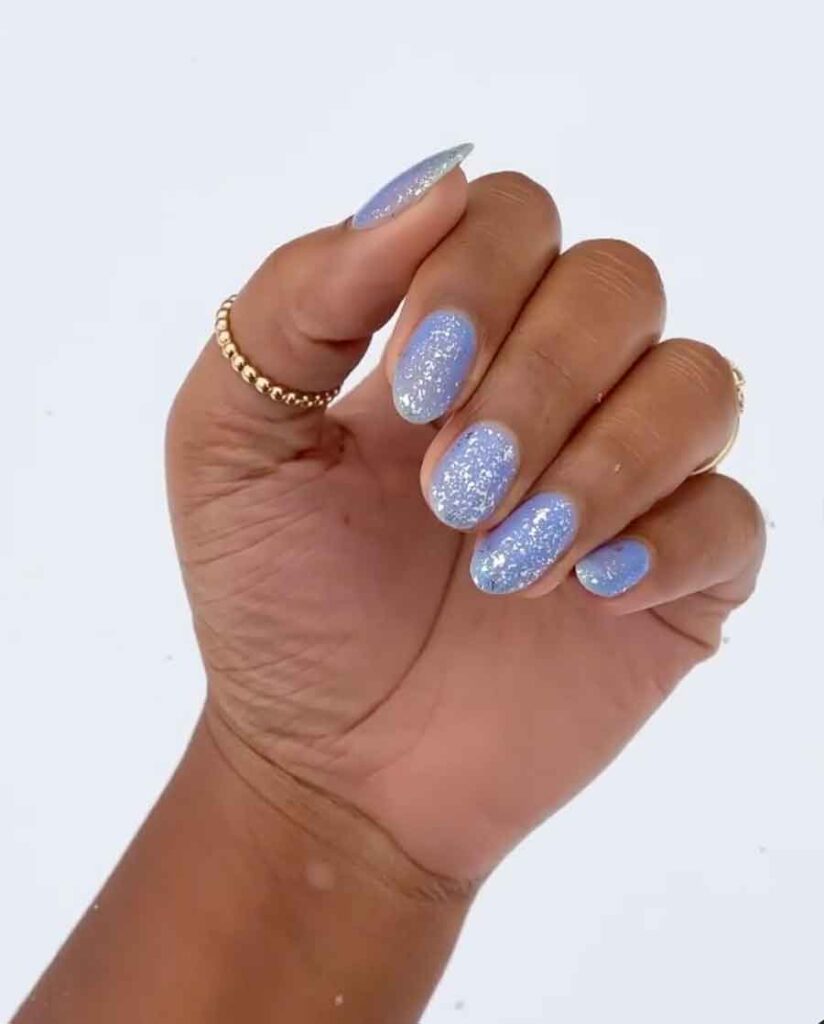 lindas uñas cortas de invierno azul claro manos negras