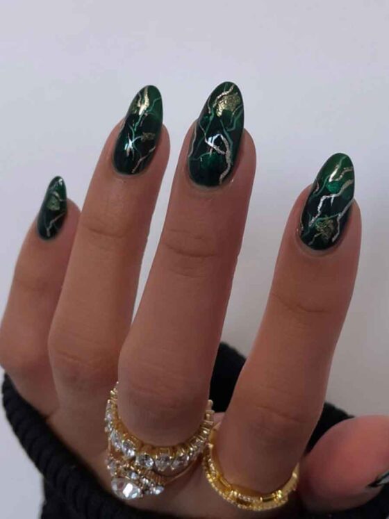 30+ Sophisticated Emerald Green Nails Design for Winter