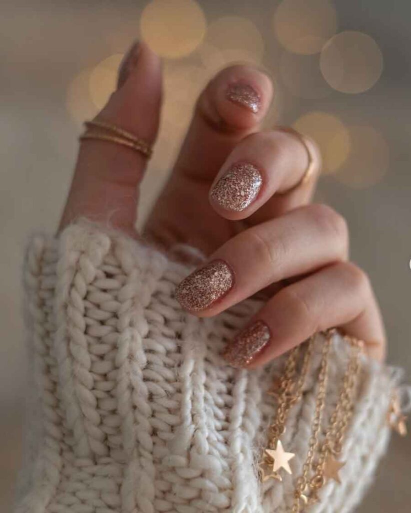 gold winter nails