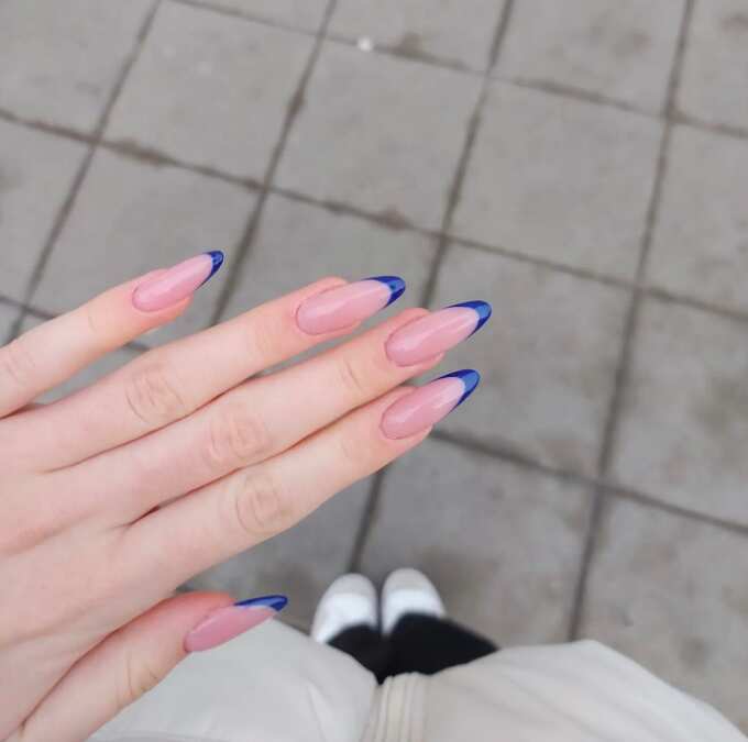 Minimalist French Tips navy blue nails