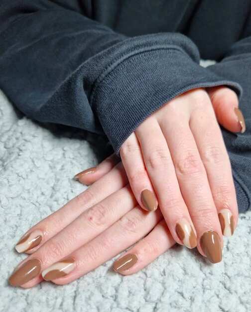 Soft art short brown nails