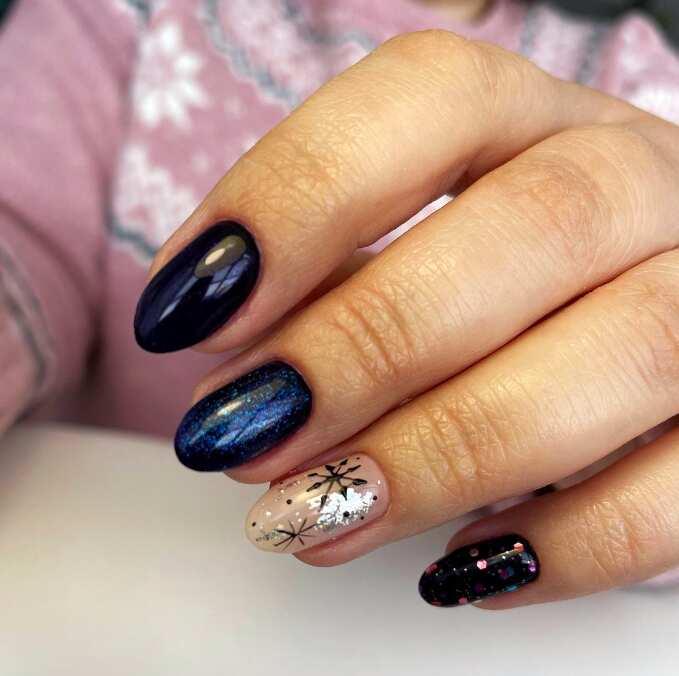 navy blue Moody Christmas nails