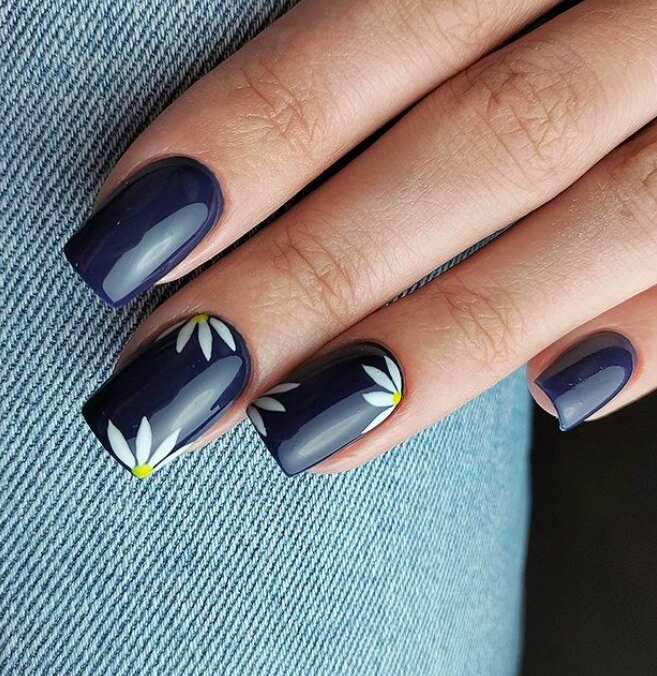 square navy blue nails with daisies