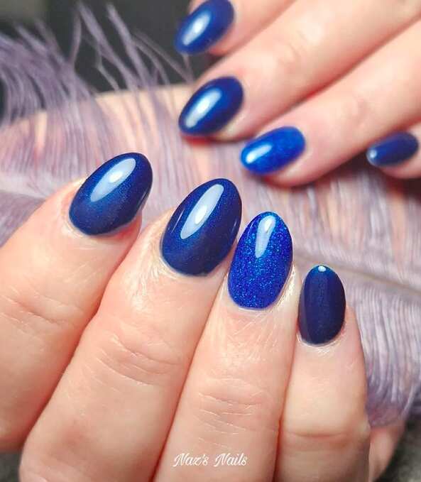 round navy blue nails with glitter