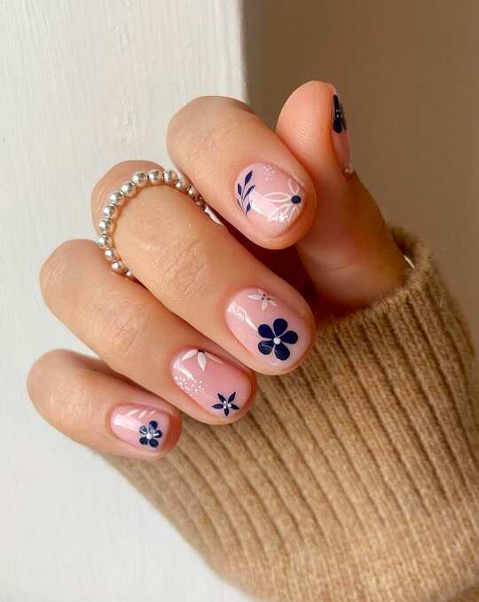 short round nails with navy flower art