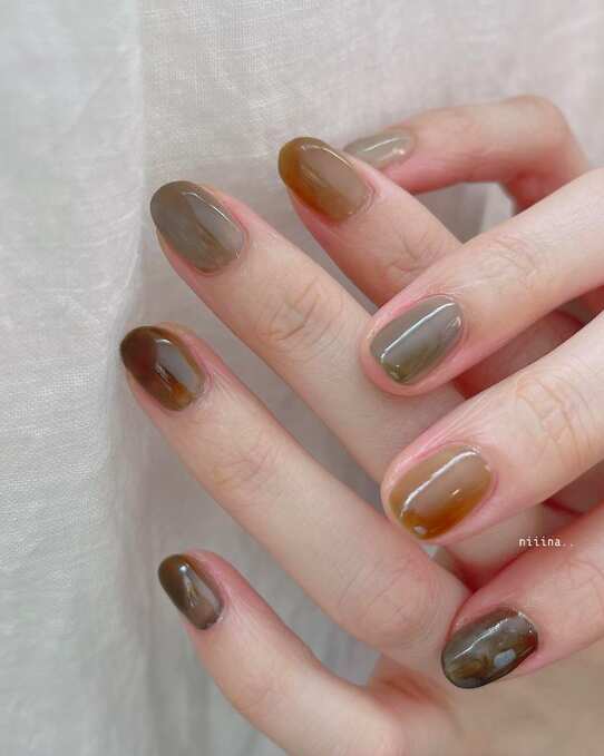 glazed brown short nails