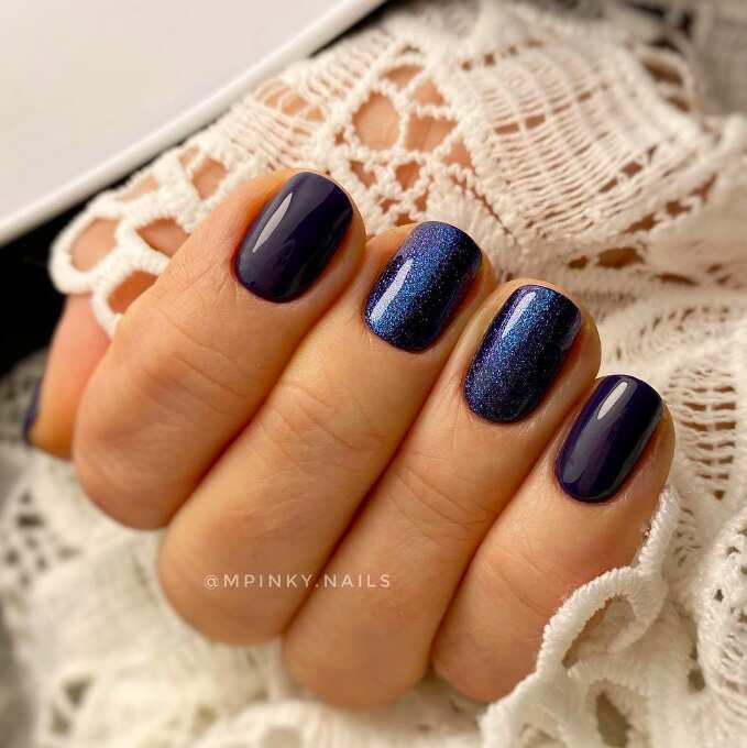 short navy blue nails with glitter