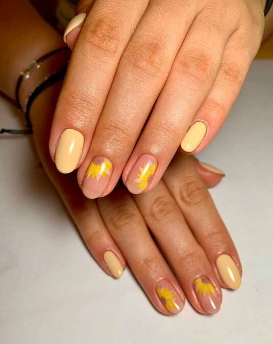 oval nails with pastel yellow sunflower design
