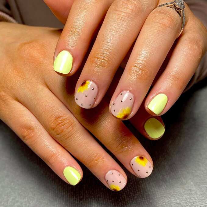 short nails with silver dots sunflower design