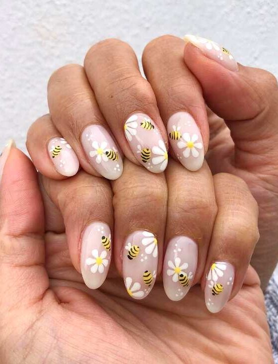 49 Bee Nails Designs To Try Right Now (+ Bee hives, Honeycombs, Cabochons…)