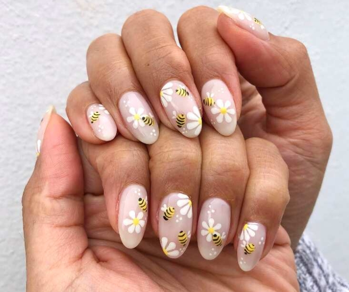 49 Bee Nails Designs To Try Right Now (+ Bee hives, Honeycombs, Cabochons…)