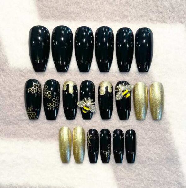 49 Bee Nails Designs To Try Right Now (+ Bee hives, Honeycombs ...