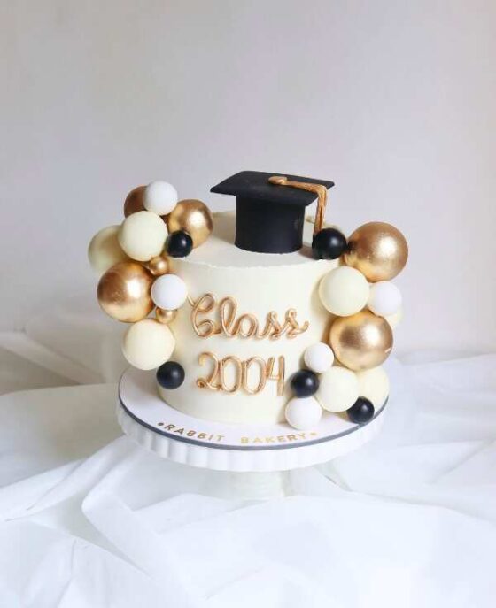 30 Aesthetic Graduation Cake Ideas To Celebrate Your Big Win - The Mood ...