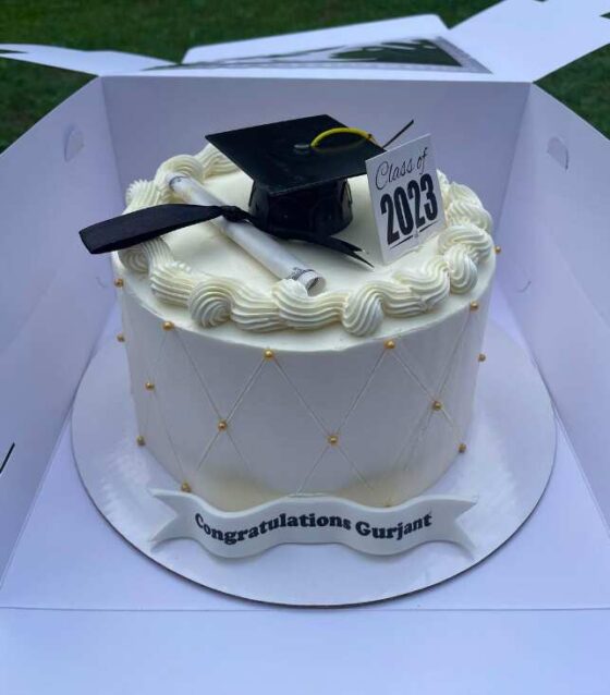 30 Aesthetic Graduation Cake Ideas To Celebrate Your Big Win - The Mood ...