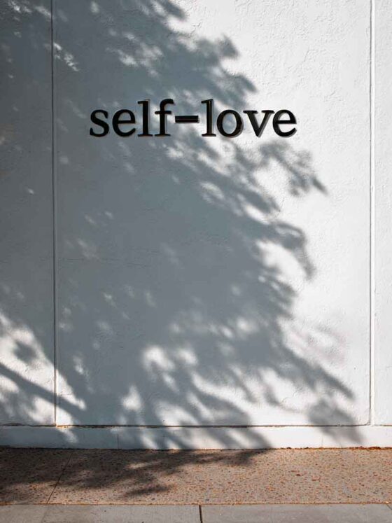 80+ Minimalist Aesthetic Wallpapers for iPhone (Calm, Modern & Elegant)