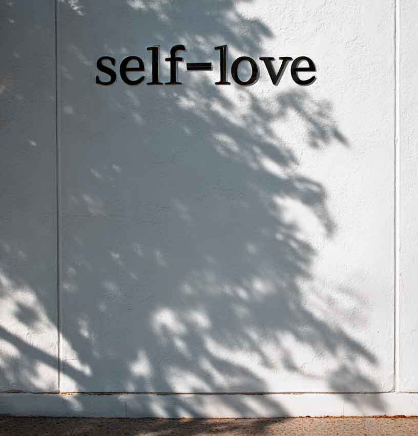 80+ Minimalist Aesthetic Wallpapers for iPhone (Calm, Modern & Elegant)