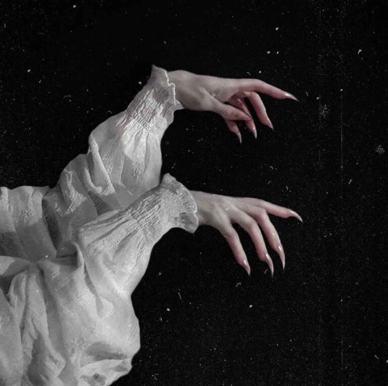 A Vampire Aesthetic Guide to Make You Perceive the Power and Beauty of Your Own Shadows