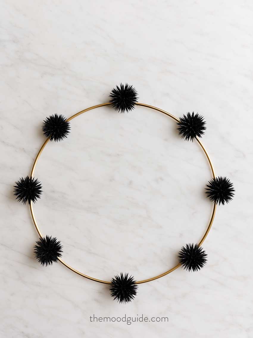 minimal blakc and gold wreath