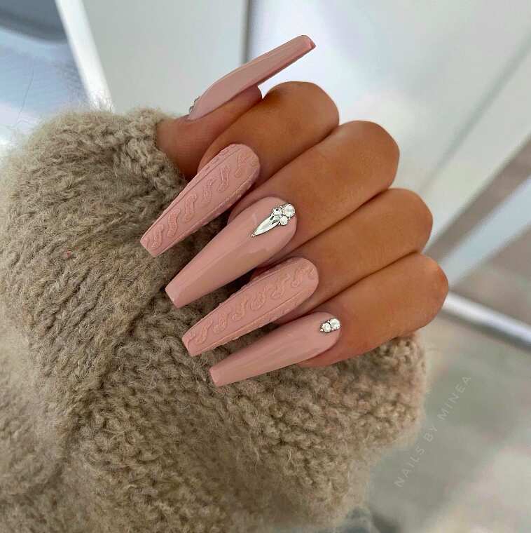 10 Winter Sweater Nail Designs That Give All The Cozy Cabincore Vibes