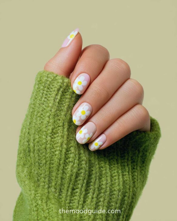 cute daisy design on almond short nails for spring manicure