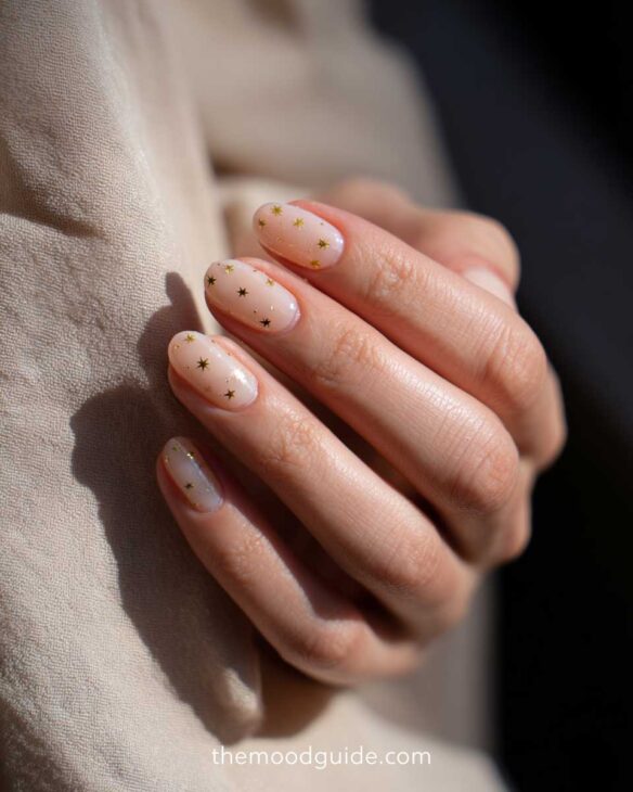 aesthetic simple fingernails nude with gold