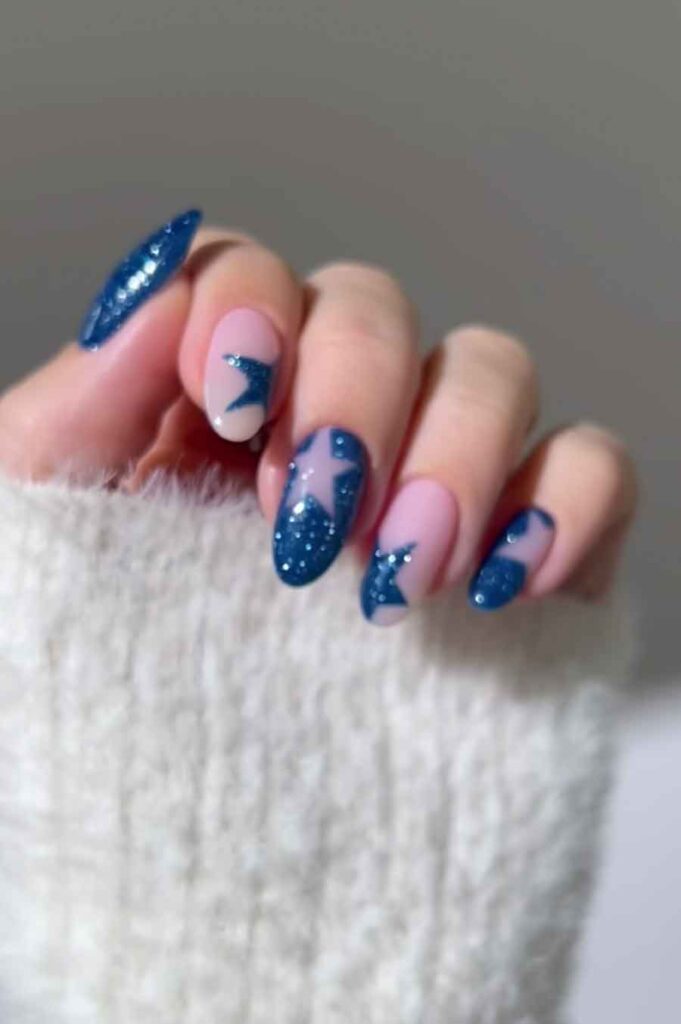 aesthetic dark blue nails with glitter and stars for winter plus tutorial