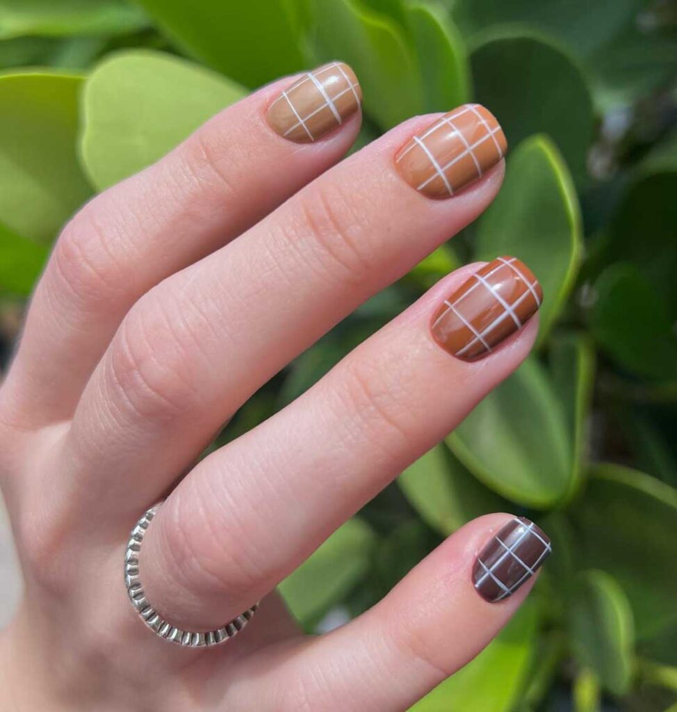 short, ombre checkred and minimalist nail art for dark academia aesthetic, fall and autumn