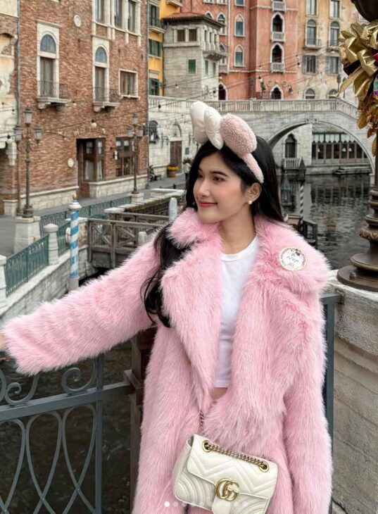 cute and casual outfit eith fur light pink coat