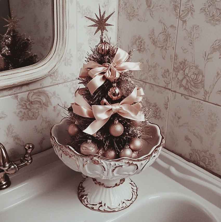 royalcore aesthetic bathroom  christmas tree decoration