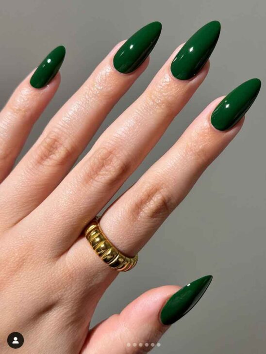 classic simple plain emerald green slytherin aesthetic nails