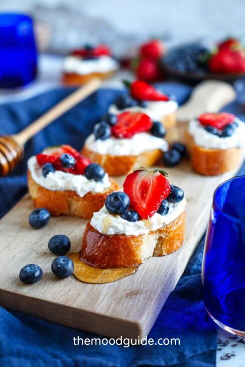 Blueberry gota cheese Cristini for easy and sophisticated 4of july food appetizer 