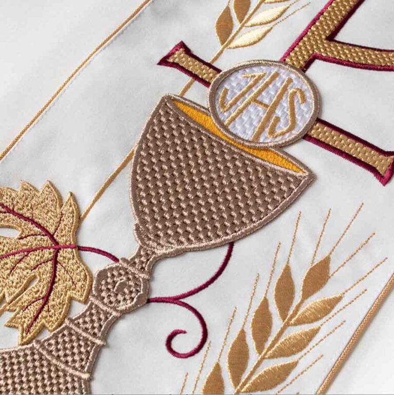 Liturgical Vestment Colors in Holy Week