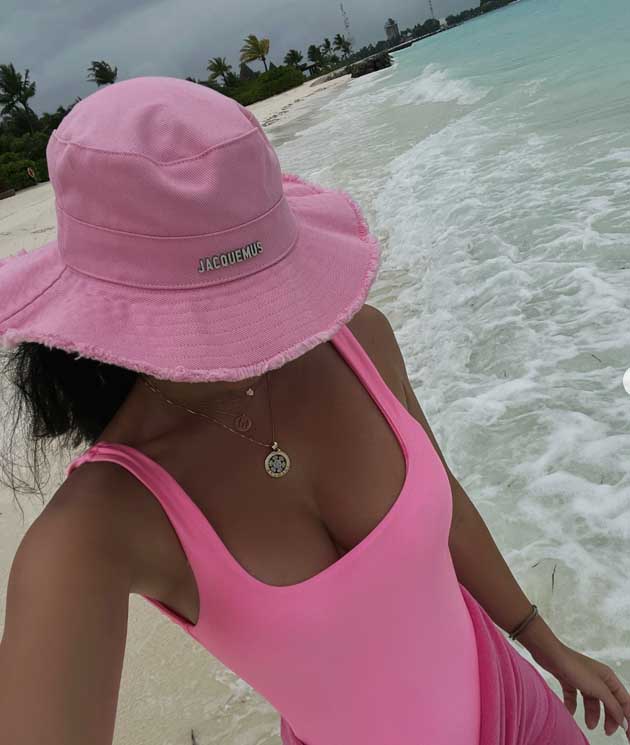 barbie pink aesthetic summer haistyle with pink hat acessory