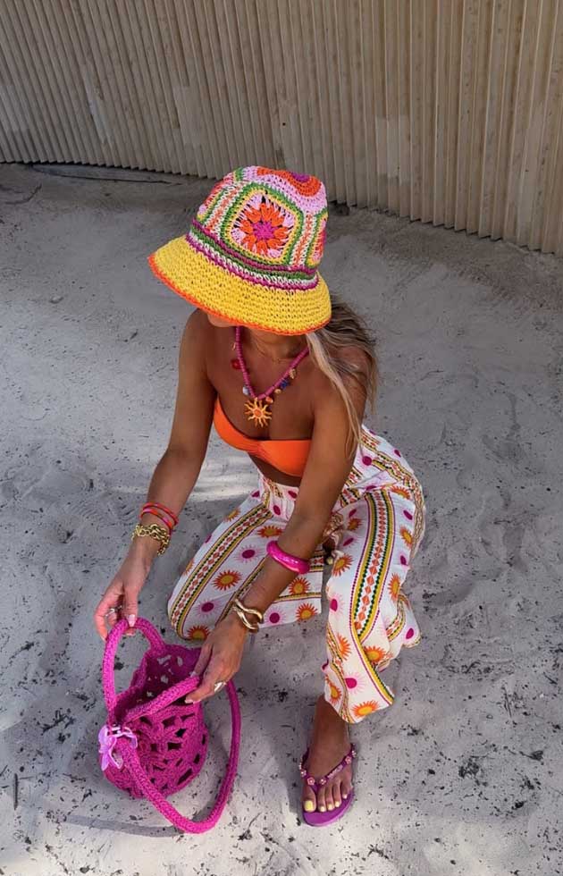 aesthetic summer hairstyle with crochet bucket