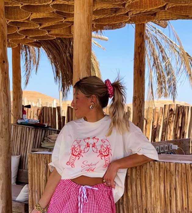 casual and easy ponytail summer hairstyle for the beach