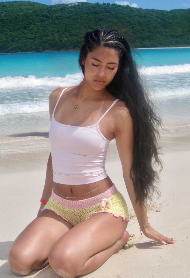 easy summer hairstyle down on dark hair with little braids
