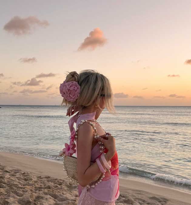 cute pink aesthetic summer hairstyle for beach or dinner date with hair clip
