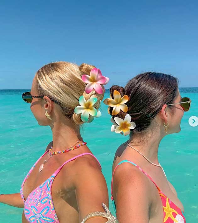 aesthetic all up summer hairstyle for after beach with claw hair clips. casual simple