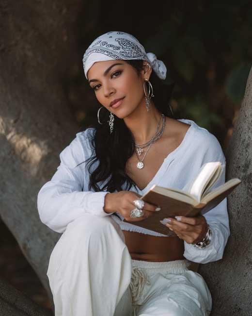 baddie aesthetic summer hairstyle with bandana