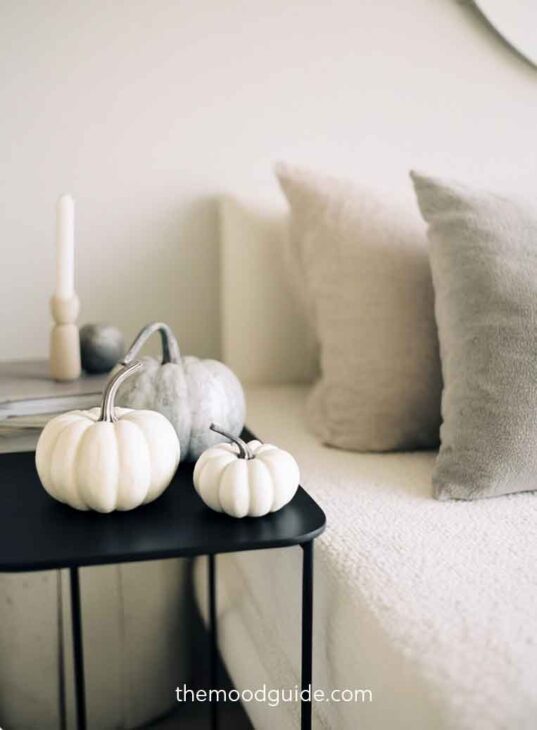 minimal fall bedroom decor idea black and white and beige aesthetic