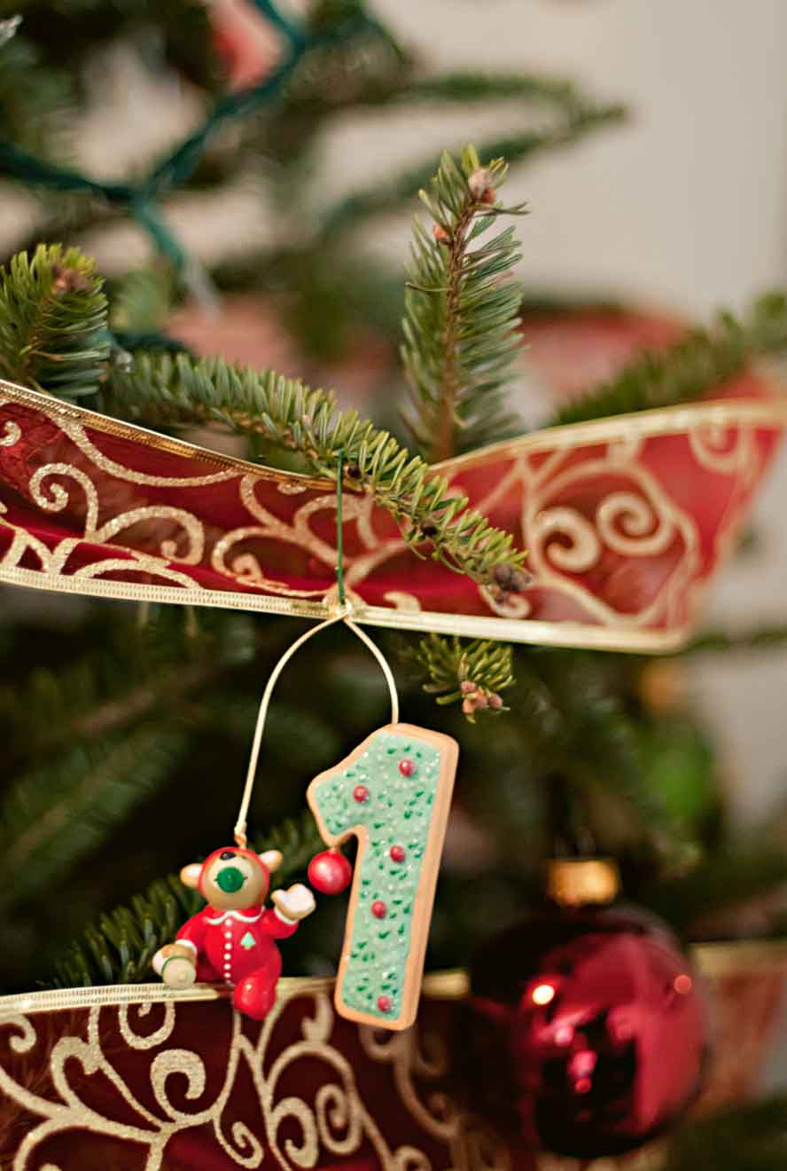 How to Decorate Your Tree with Luxurious Christmas Ribbon