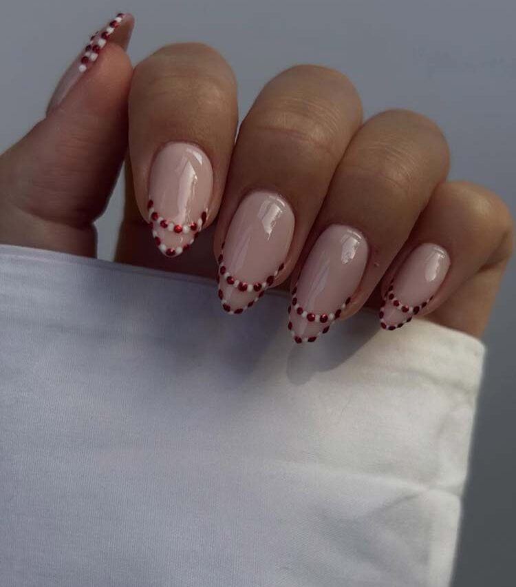 20+ Aesthetic Red & White Christmas Nail Designs for an Elegant Holiday Mani